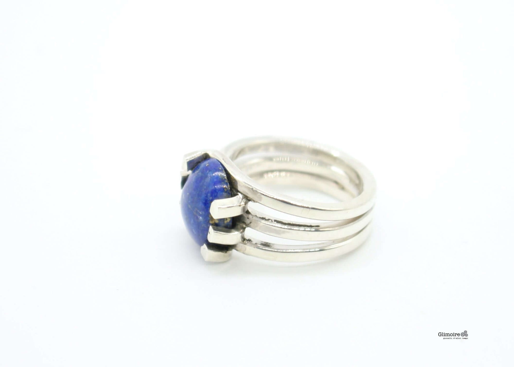 Anello Glimoire in argento a tre fasce con pietra cabochon blu intenso montata a griffe