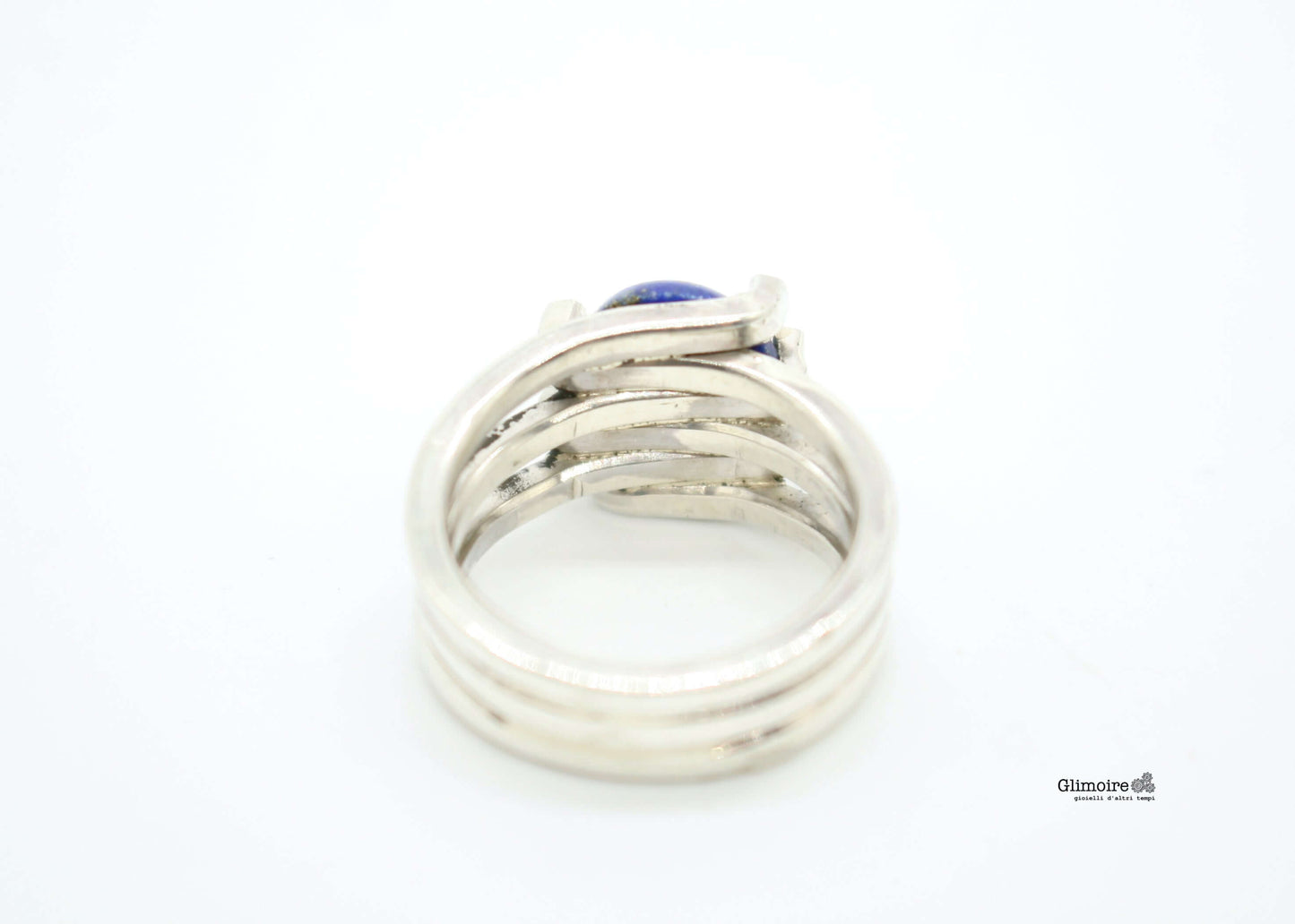 Anello Glimoire in argento con fasce intrecciate e pietra blu cabochon vista posteriore