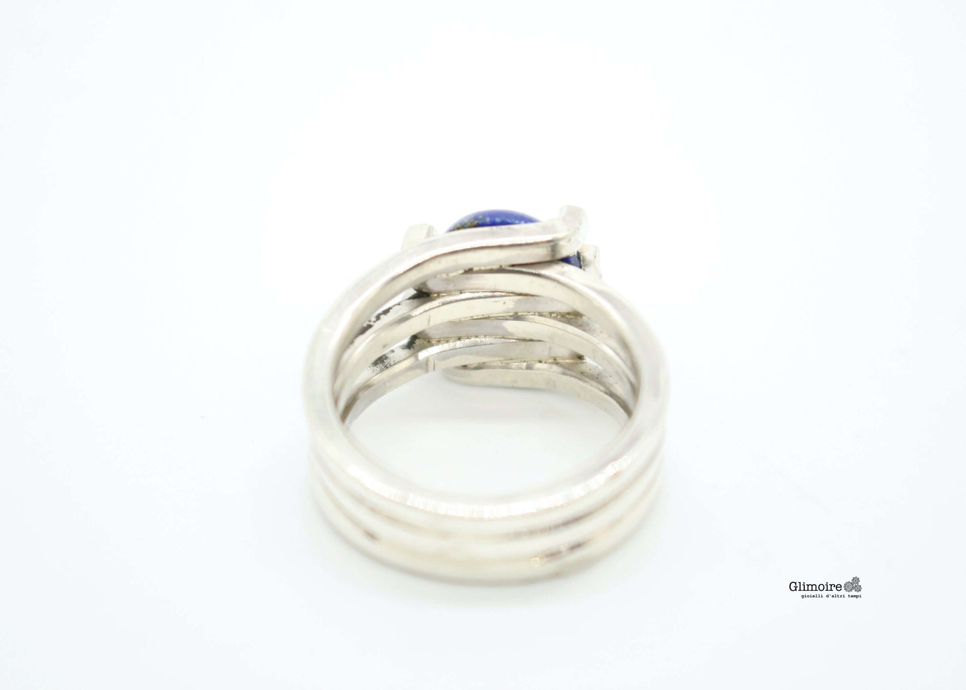 Anello Glimoire in argento con fasce intrecciate e pietra blu cabochon vista posteriore