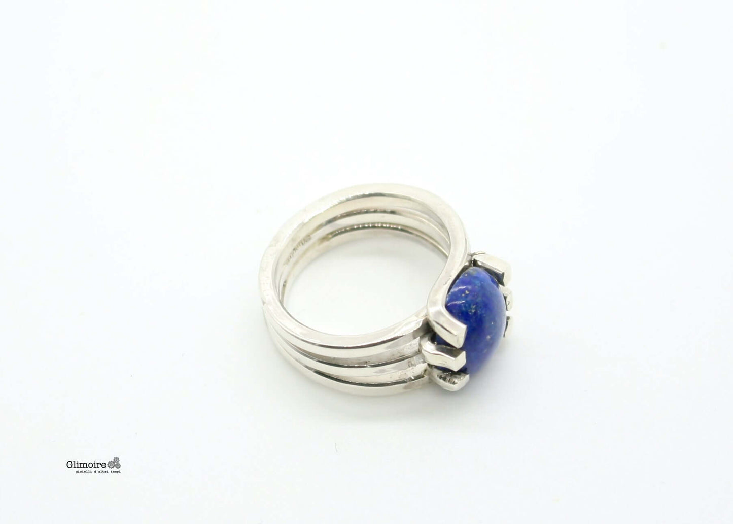 Anello Glimoire in argento a tre fasce con cabochon blu tondo in castone a griffe elegante