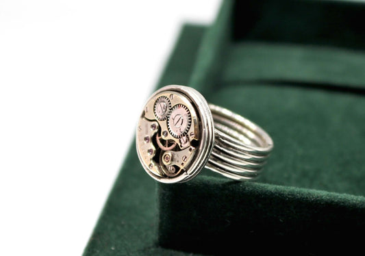 Glimoire anello con ingranaggi stile vintage in argento con dettagli meccanici steampunk su fascia multipla