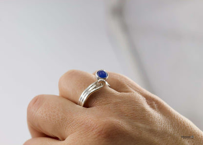 Anello in argento pietra blu Glimoire con castone tondo a cupola su sottile fedina lucida indossato