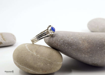 Anello in argento pietra blu Glimoire montatura a tre fasce su ciottoli elegante per uso quotidiano e regali