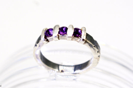 Anello ametista Glimoire in argento con tre pietre ametista viola montate a schiera elegante