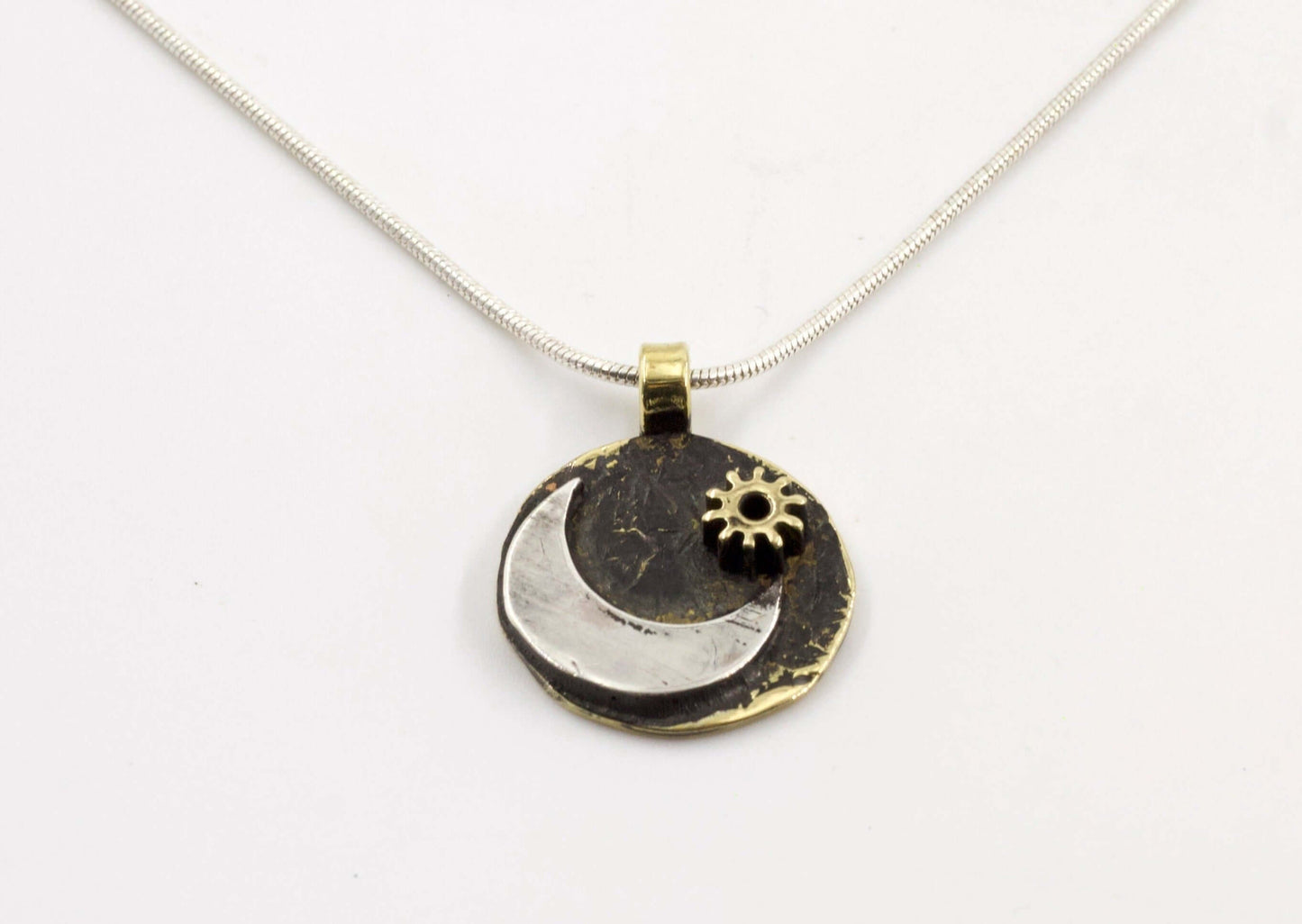 Glimoire collana luna in metallo antico con pendente tondo mezzaluna argentata e piccolo sole decorativo