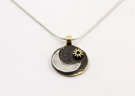 Glimoire collana luna in metallo antico con pendente tondo mezzaluna argentata e piccolo sole decorativo