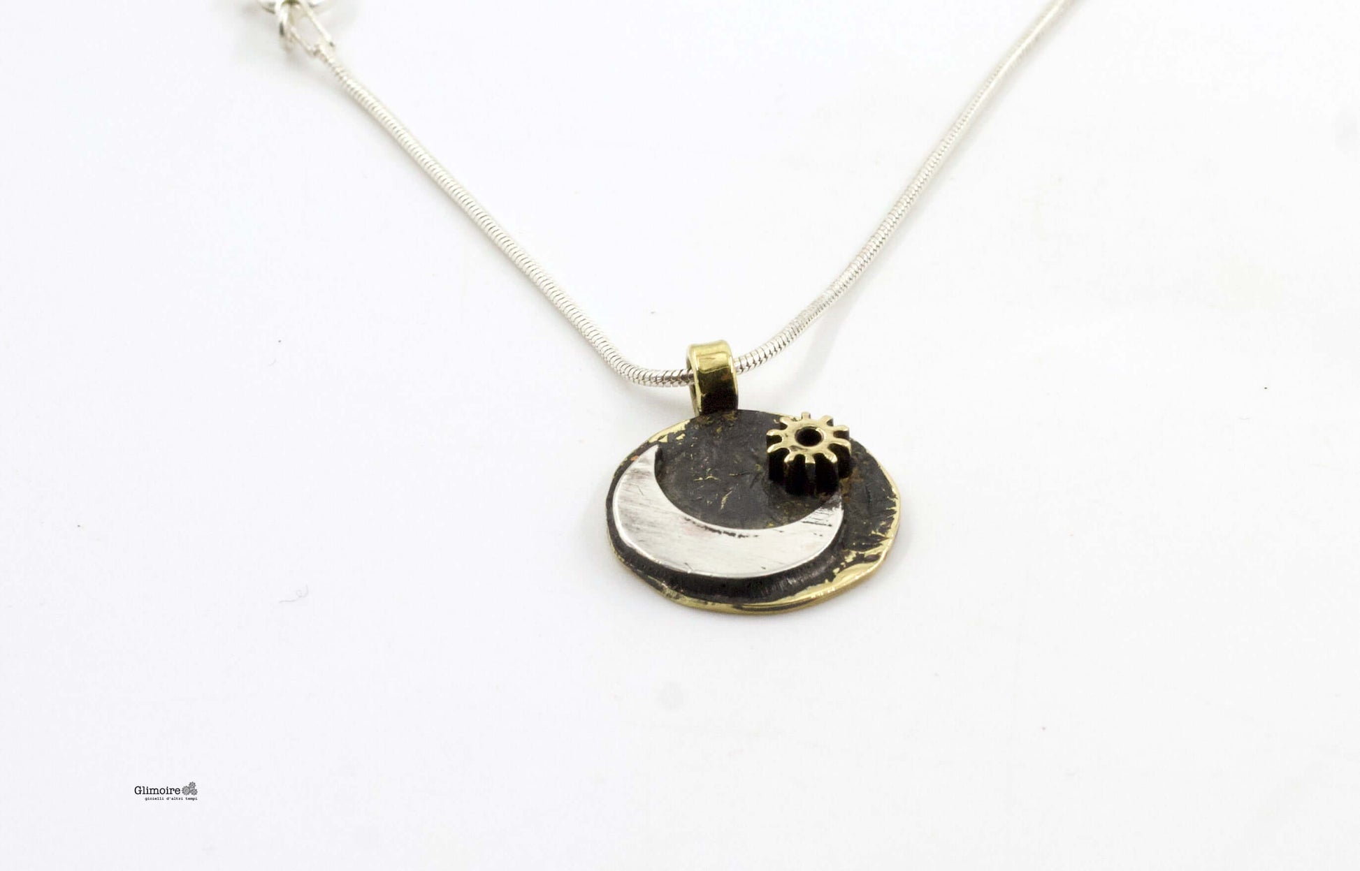 collana luna Glimoire con pendente tondo doppio metallo e mezzaluna inciso su catena sottile in argento