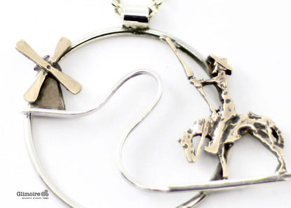 Collana Don Chisciotte fatta a mano Glimoire con pendente circolare in argento raffigurante Don Chisciotte a cavallo e mulino