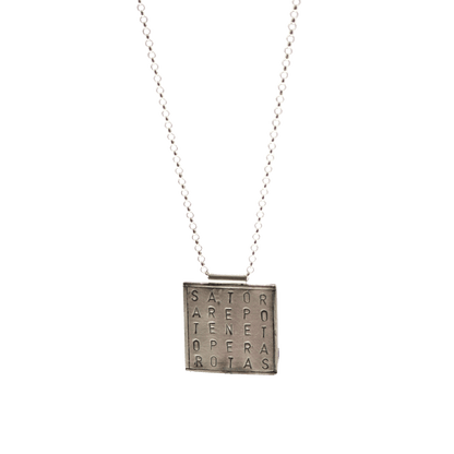 collana sator Glimoire con ciondolo quadrato in argento inciso con il quadrato SATOR AREPO TENET OPERA ROTAS