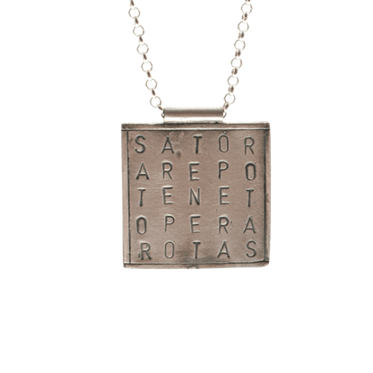 collana sator Glimoire in argento con pendente quadrato inciso con il quadrato SATOR stile occulto elegante