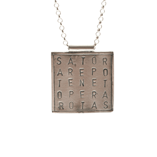 collana sator Glimoire in argento con pendente quadrato inciso con il quadrato SATOR stile occulto elegante