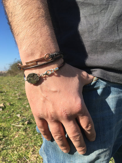 Bracciale in argento con meccanismo di orologio indossato su un polso,