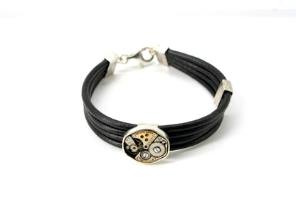 Bracciale in cuoio nero con meccanismo dettagliato e chiusura a moschettone di Glimoire