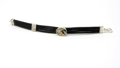 Bracciale in cuoio nero con meccanismo di Glimoire con dettagli in argento e chiusura a moschettone