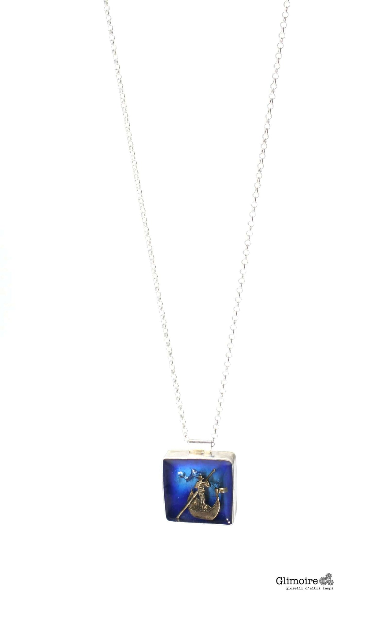 Collana Glimoire con ciondolo gondoliere artigianale su sfondo blu, in argento con catena lunga