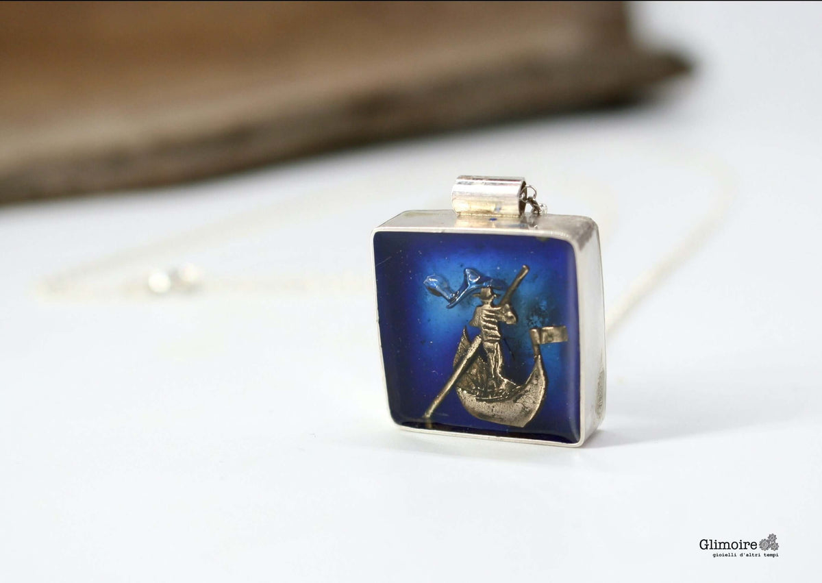 Collana Glimoire con ciondolo gondoliere artigianale in blu e argento con dettagli decorativi