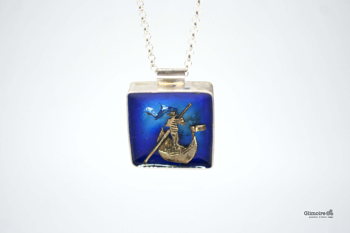 Collana con ciondolo gondoliere artigianale in argento e smalto blu di Glimoire