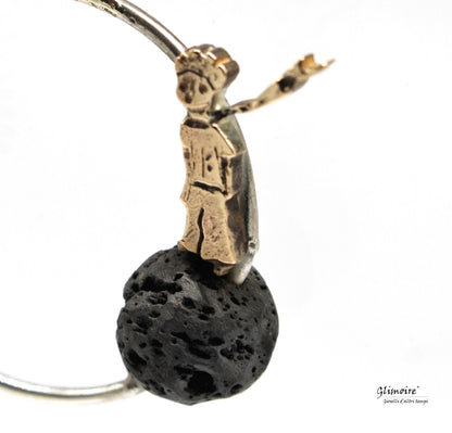 Collana cerchio pietra lavica fatta a mano con un elegante pendente in metallo