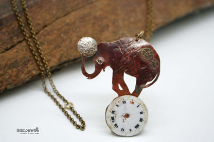 Collana elefante in rame incisa a mano con pendente a forma di elefante che tiene un orologio vintage
