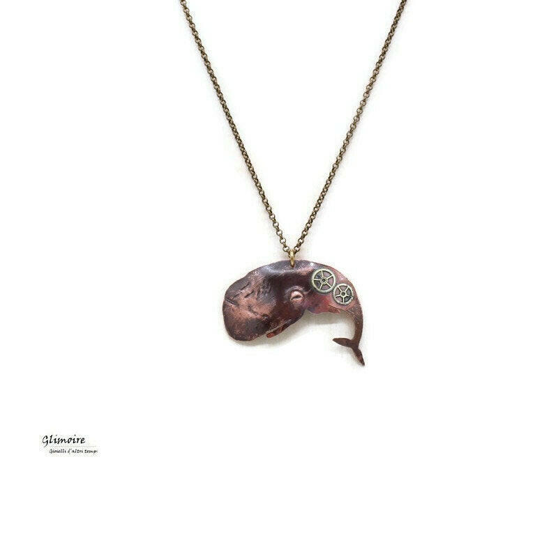 Collana lunga in ottone con pendente balena in rame su fondo bianco