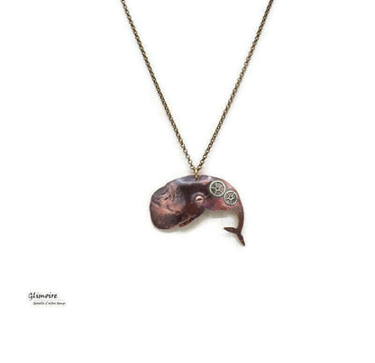 Collana lunga in ottone con pendente balena in rame su fondo bianco