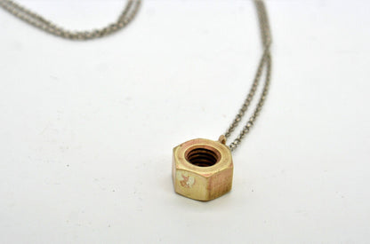Collana originale con bullone in metallo dorato su catena sottile color argento by Glimoire