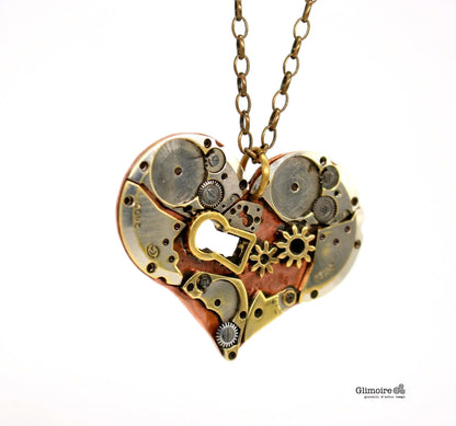 Collana con pendente a forma di cuore meccanico, realizzato con parti di orologeria e serratura.