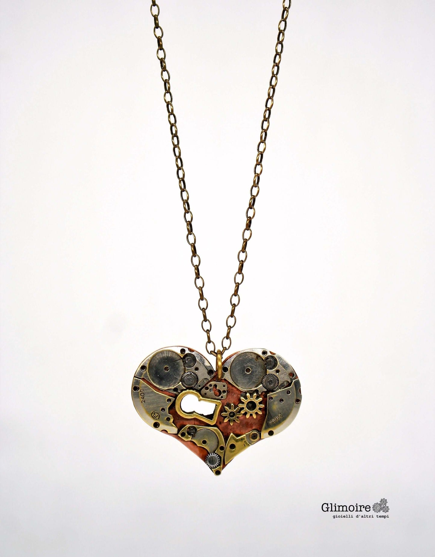 Collana con pendente a forma di cuore meccanico, realizzato con ingranaggi di orologeria vintage e una piccola serratura.