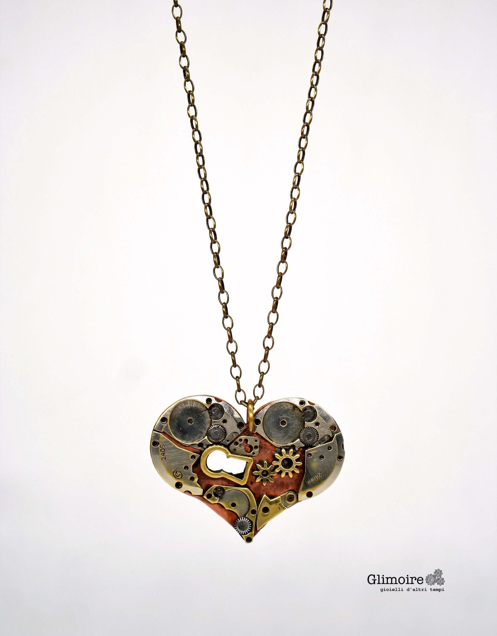 Collana con pendente a forma di cuore meccanico, realizzato con ingranaggi di orologeria vintage e una piccola serratura.