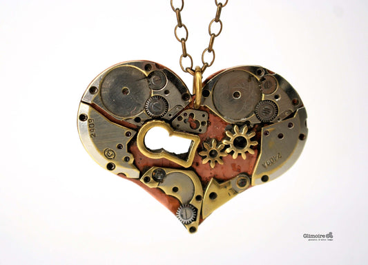Collana con pendente a forma di cuore meccanico in rame, composto da ingranaggi di orologeria e serratura, realizzato artigianalmente.