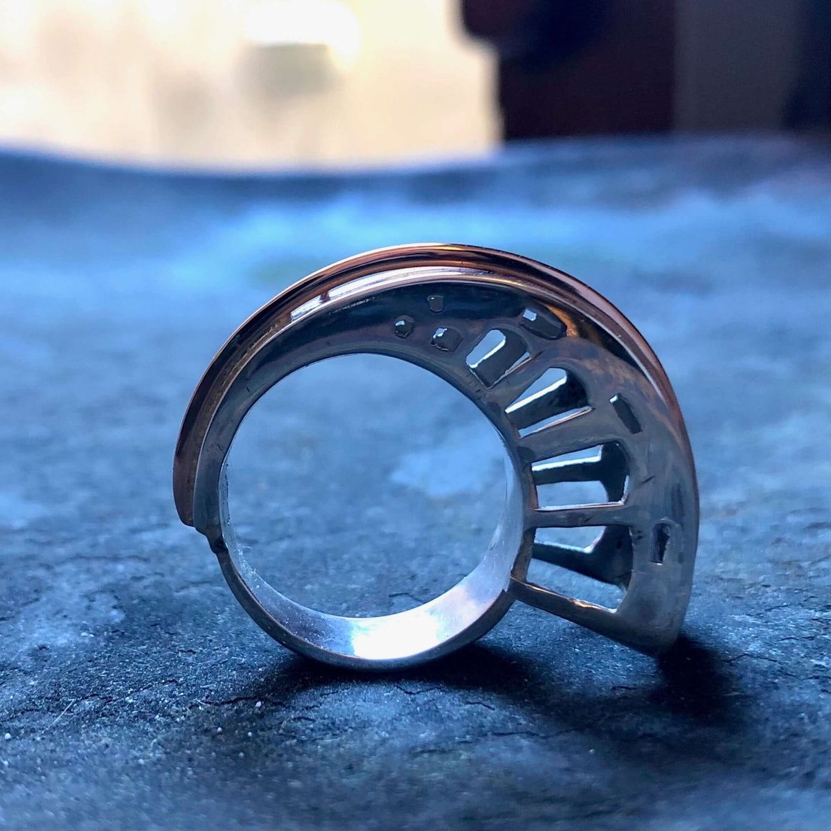 Anello architettura metafisica Arcate in argento e rame traforato