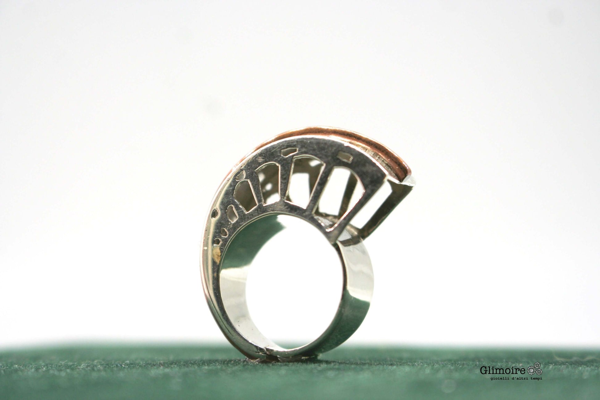 Anello metafisico moderno di Glimoire con design unico e spiraliforme