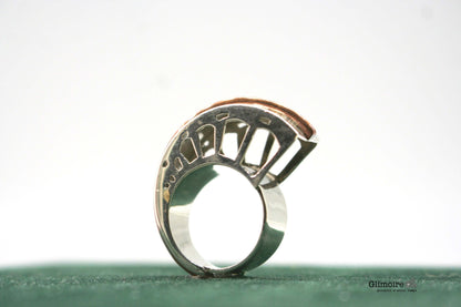 Anello metafisico moderno di Glimoire con design unico e spiraliforme