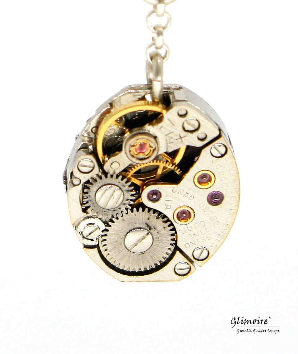 Dettaglio del meccanismo d orologio vintage con ruotismi e rubini a vista