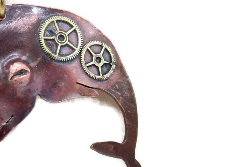 Primo piano delle sfumature del rame ossidato a fiamma e degli ingranaggi d orologio