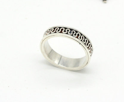 Anello Glimoire fede etrusca in argento con design a onde intrecciate su sfondo nero
