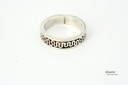 Anello Glimoire fede etrusca in argento con motivo intrecciato su sfondo bianco