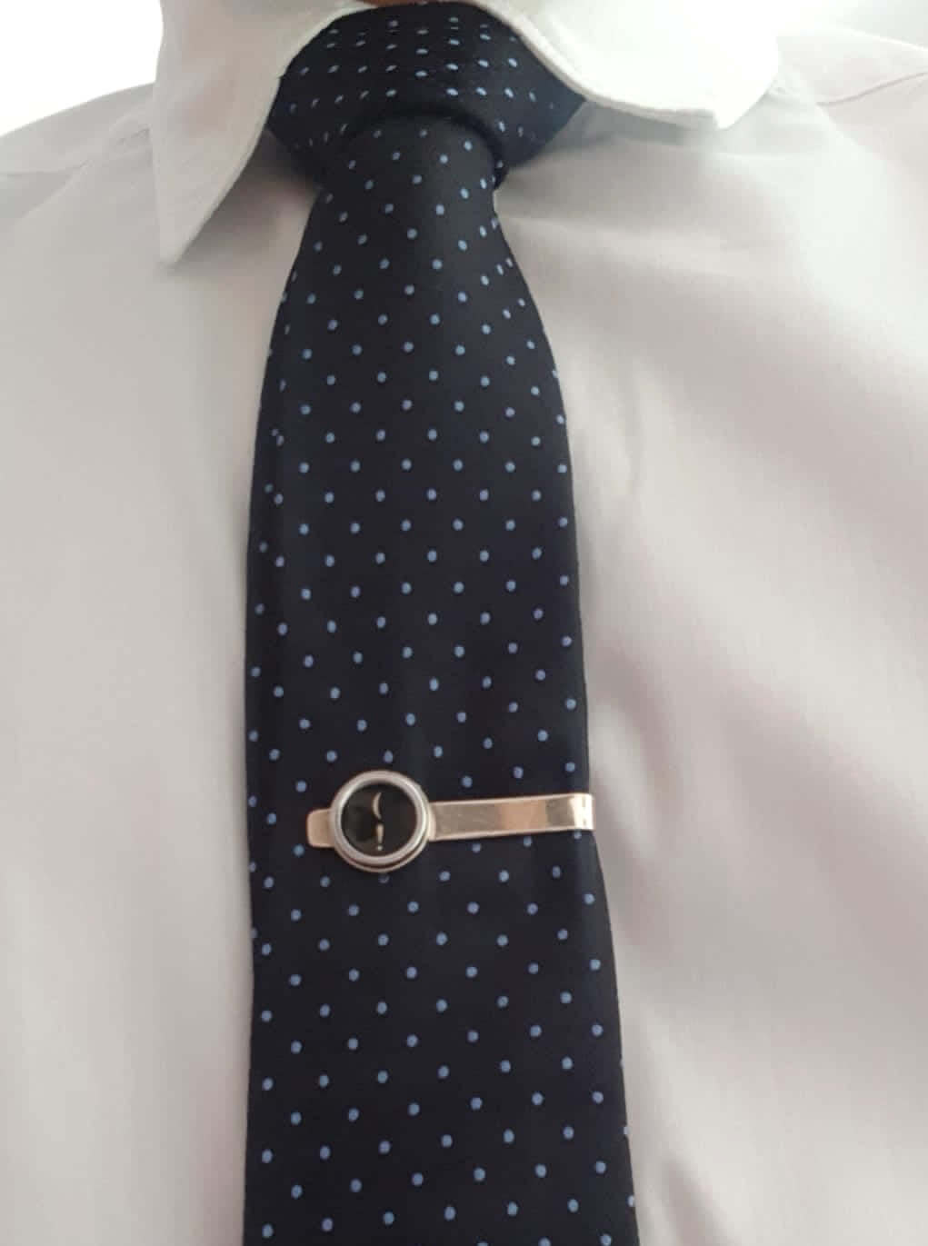 Fermacravatta in argento con tasto vintage indossato su cravatta