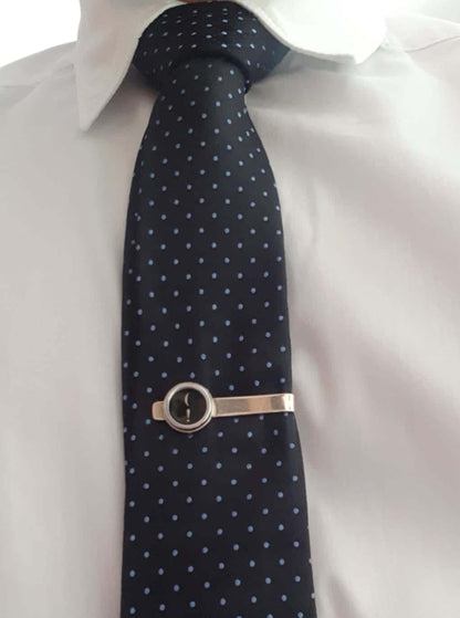 Fermacravatta in argento con tasto vintage indossato su cravatta