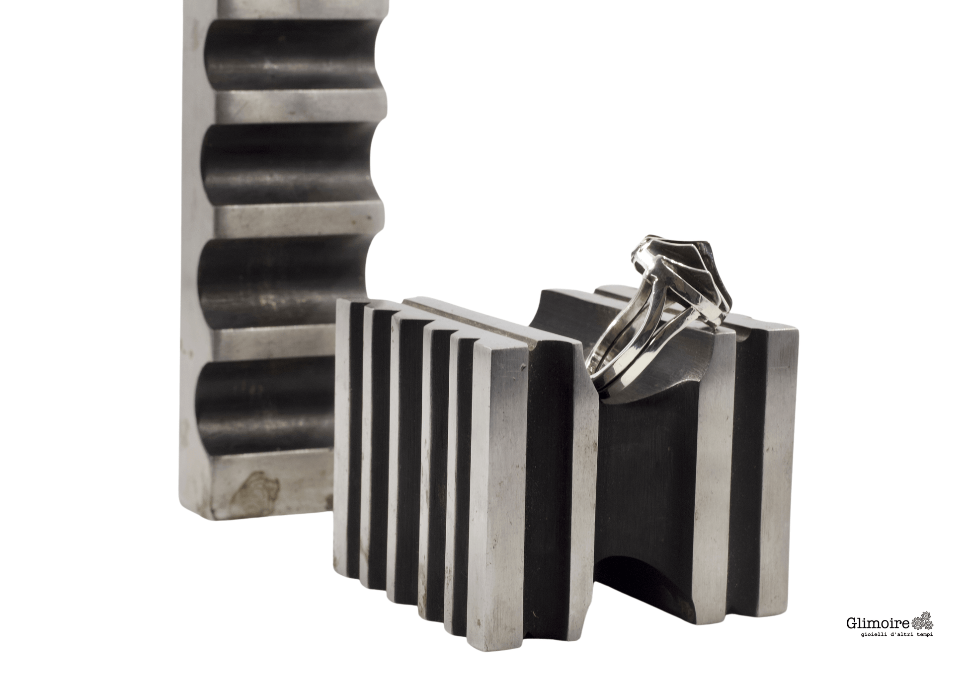 Anelli Glimoire su supporto metallico design moderno gioielli contemporanei artigianali unici