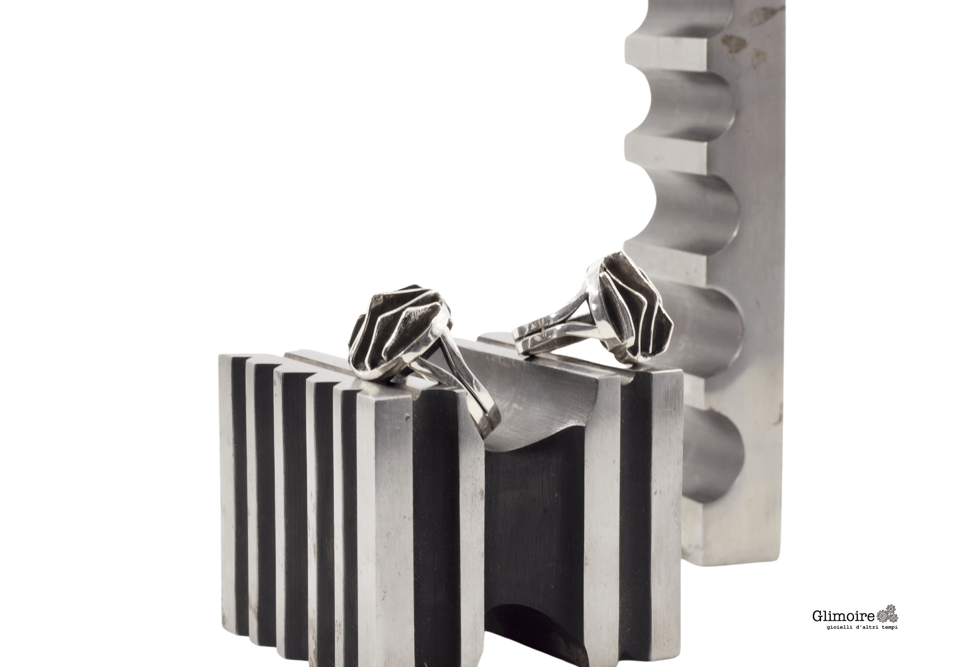 Anelli Glimoire in argento su supporti metallici design gioielli contemporanei artigianali