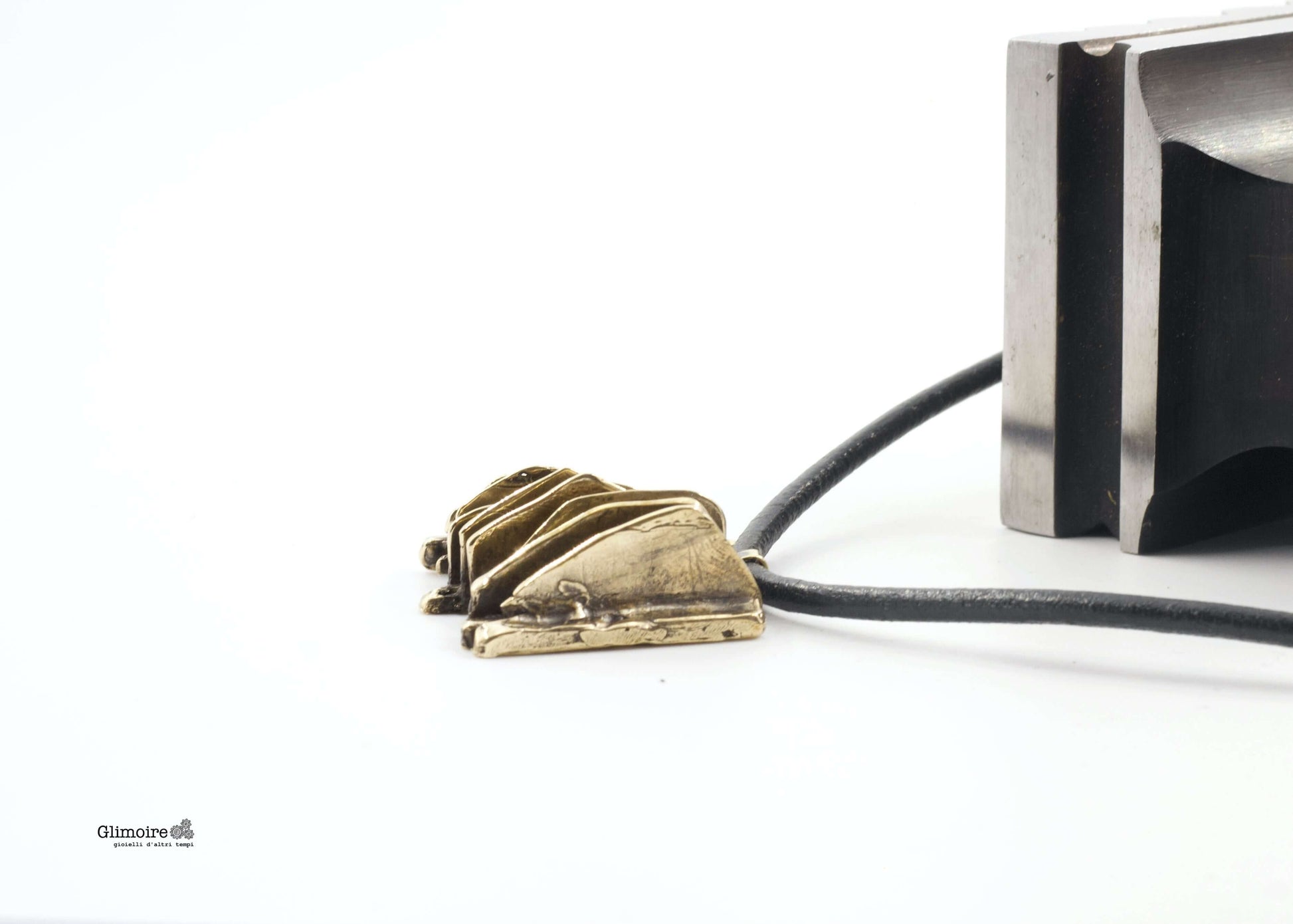 Girocollo artigianale in bronzo con pendente geometrico realizzato a mano da Glimoire
