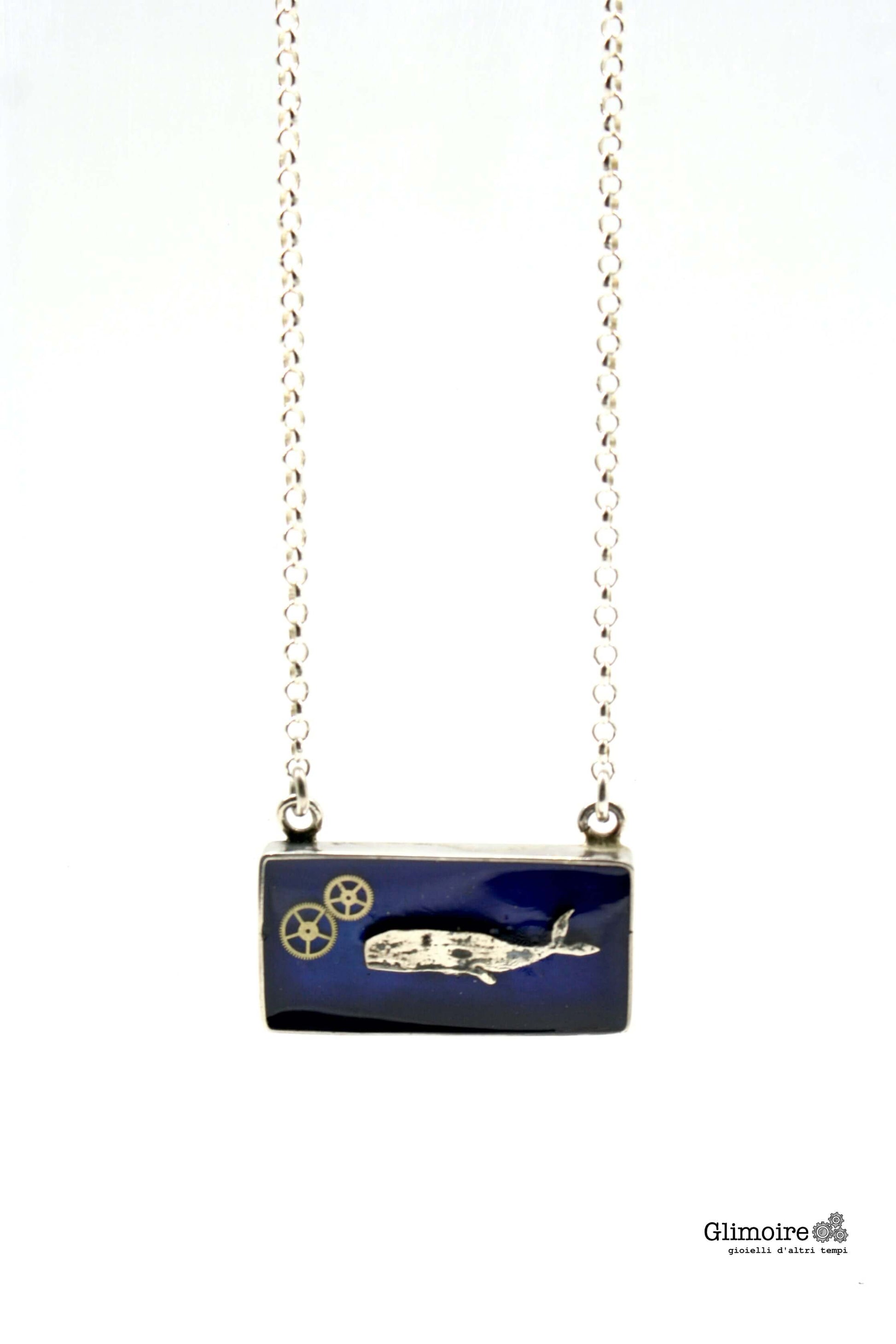 Collana Glimoire con ciondolo rettangolare blu e decorazione con balena e ingranaggi
