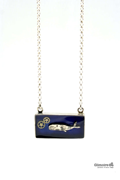 Collana Glimoire con ciondolo rettangolare blu e decorazione con balena e ingranaggi
