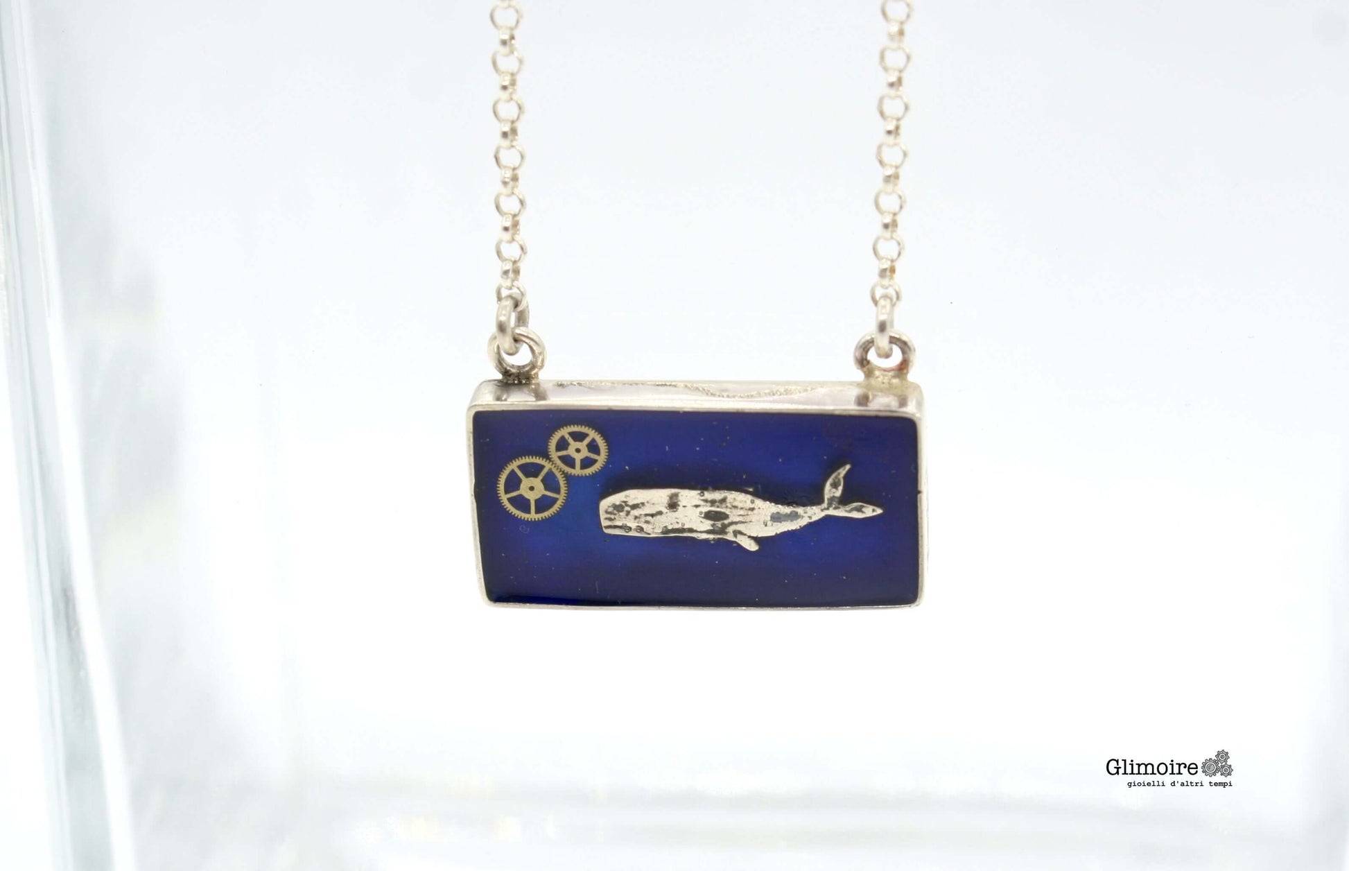 Collana Glimoire con pendente rettangolare blu e disegno di balena in argento