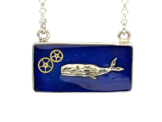 Collana Glimoire con pendente rettangolare blu e balena argentata su catena sottile