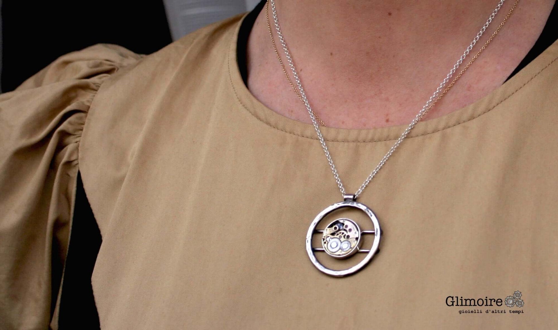 Collana Glimoire con medaglione steampunk in metallo e dettagli meccanici vintage