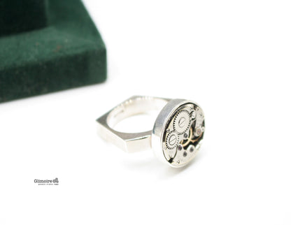Anello con meccanismo Glimoire in metallo argento con ingranaggi visibili e design moderno