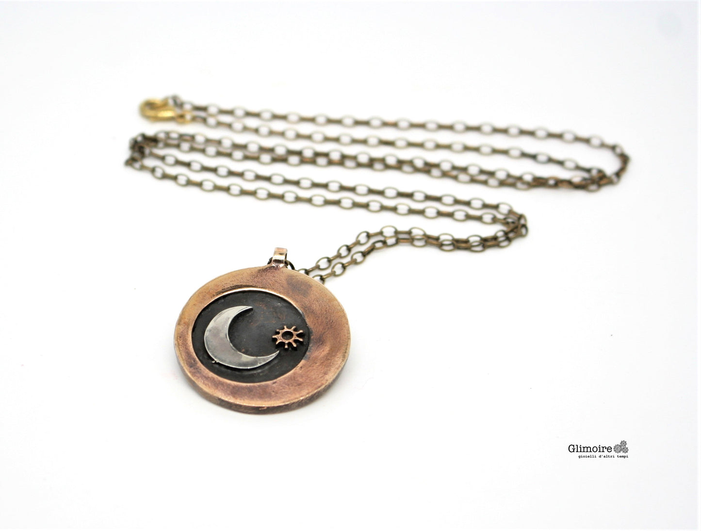 Collana in bronzo con luna e sole pendente su catena metallic a marchio Glimoire