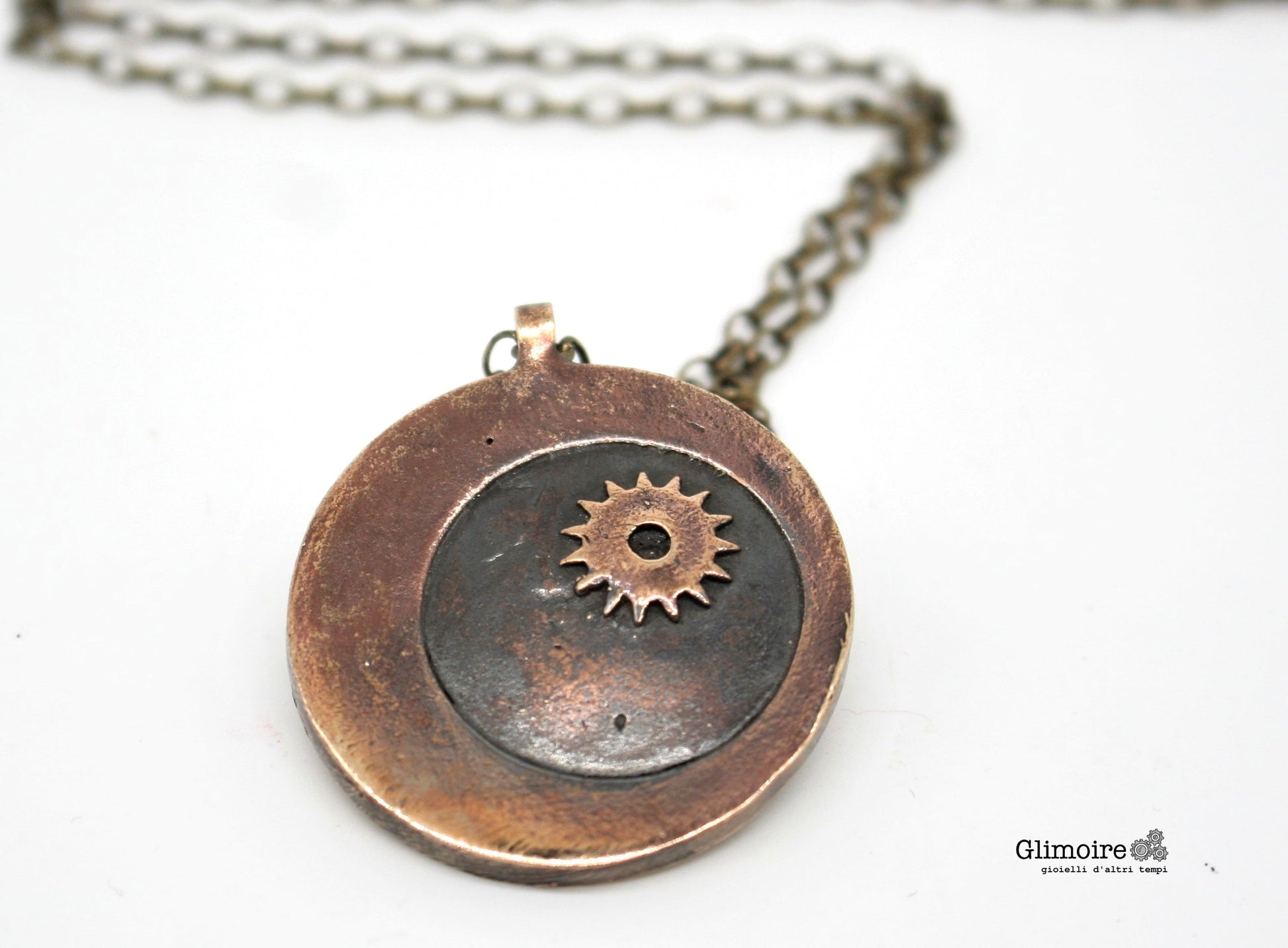 Collana in bronzo con luna e pendente rotondo decorato con dettaglio sole di Glimoire